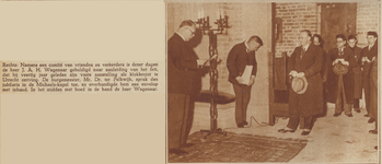 99498 Afbeelding van de huldiging van J.A.H. Wagenaar (midden met hoed in de hand) in de Michaelskapel van de Domtoren ...